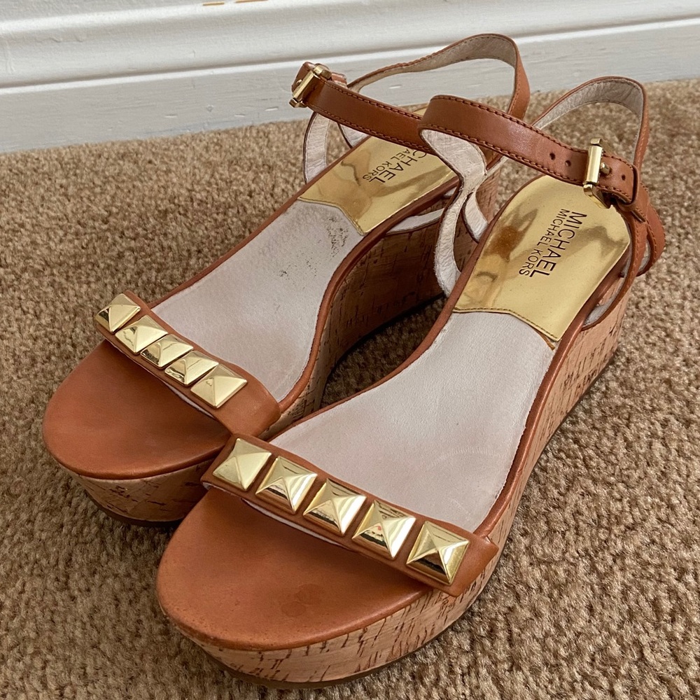 Michael kors 2-2.5in. wedge w/ studs, straps